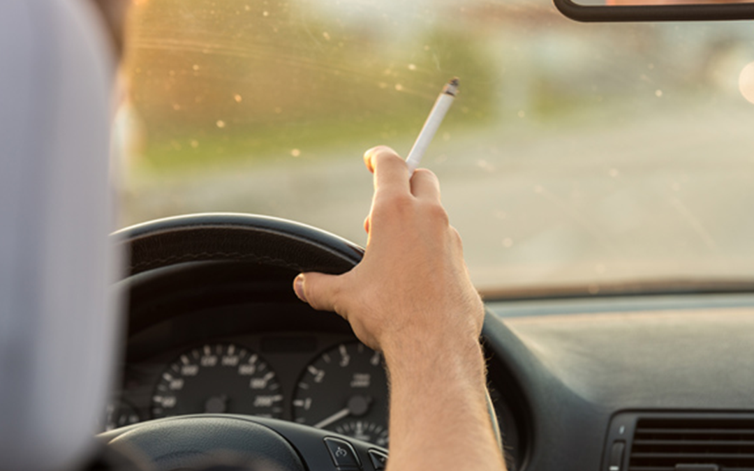 peligros de fumar mientras conduces